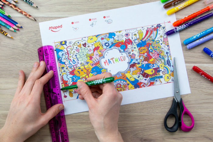 Boîte à crayons avec stylo - dessin d'enfant - Un grand marché
