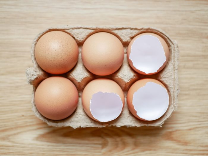Bricolage de Pâques : une boîte d'œufs décorés