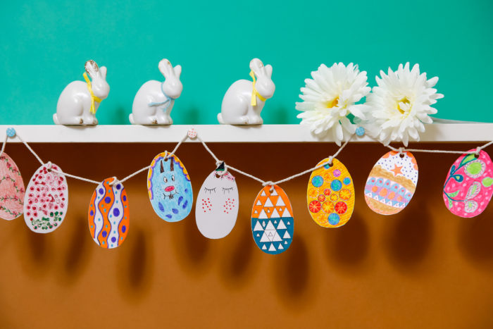 Guirlande œufs de Pâques décorés