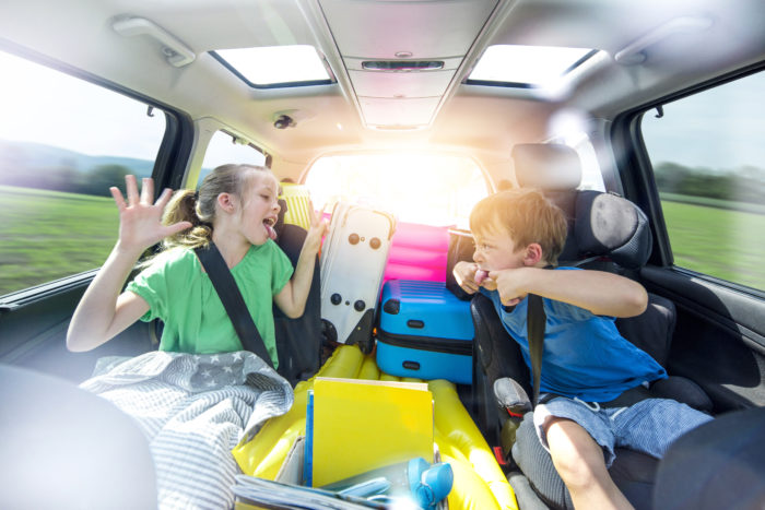 Sur la route : 10 astuces pour occuper son enfant sans écrans