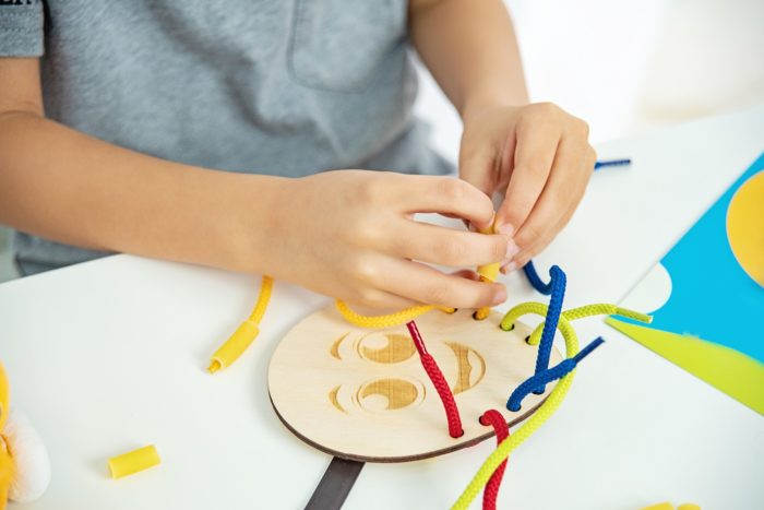 Développer la motricité fine chez mon enfant avec l'art plastique et le jeu créatif
