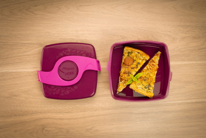 Deux parts de quiche dans une boîte à déjeuner Maped Picnik rose