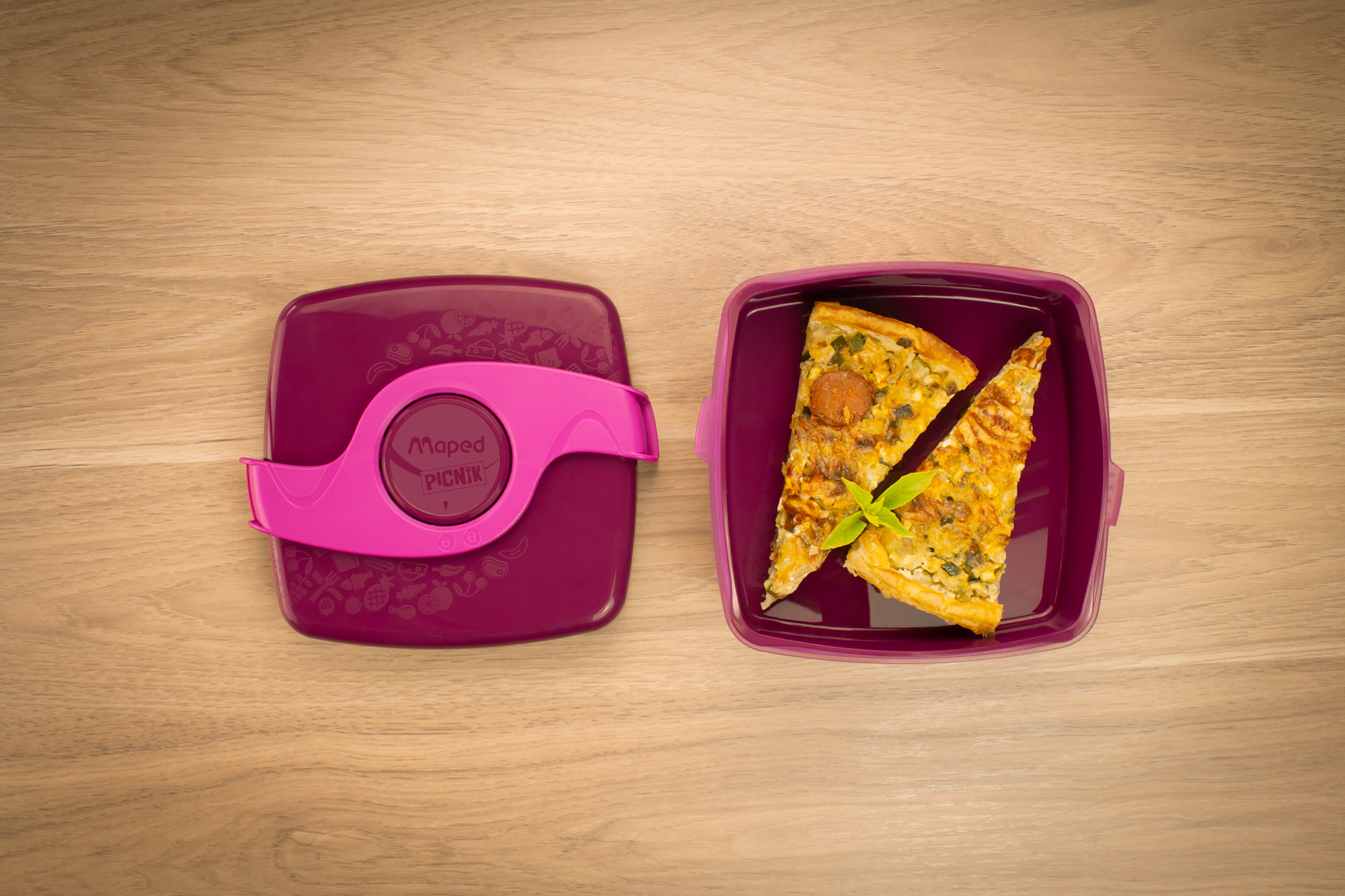 Deux parts de quiche dans une boîte à déjeuner Maped Picnik rose