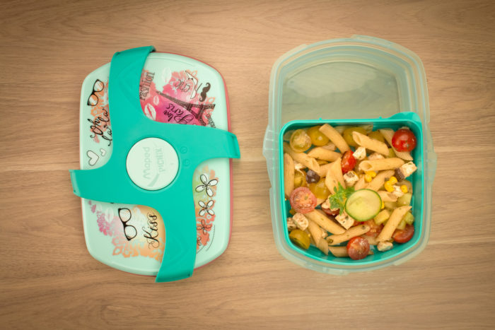 Une salade de pâtes grecque, présentée dans une boîte à déjeuner Maped Picnik turquoise