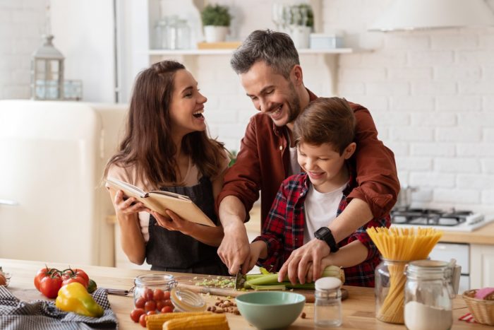 Cuisiner en famille : les bienfaits
