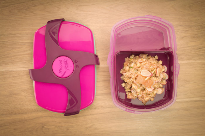 Recette de salade de quinoa, saumon fumé, radis et pomme présentée dans une boîte à déjeuner Maped Picnik rose