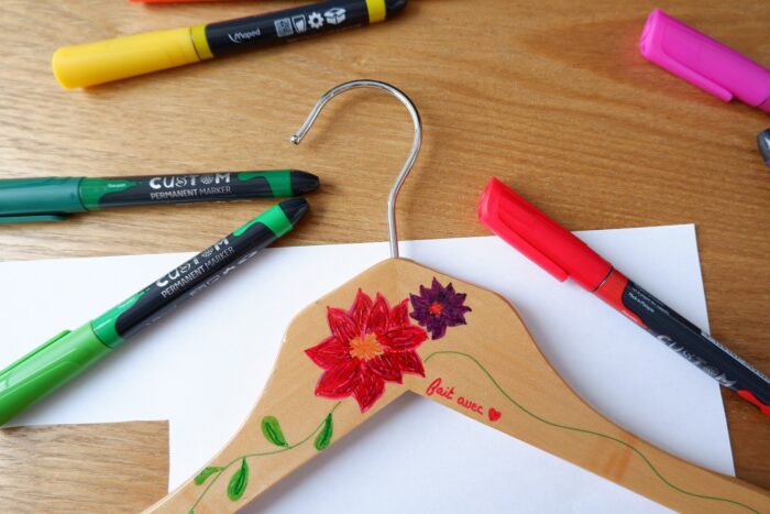 DIY - De jolis cintres en bois peint pour la chambre des enfants - Le pot  de crayon