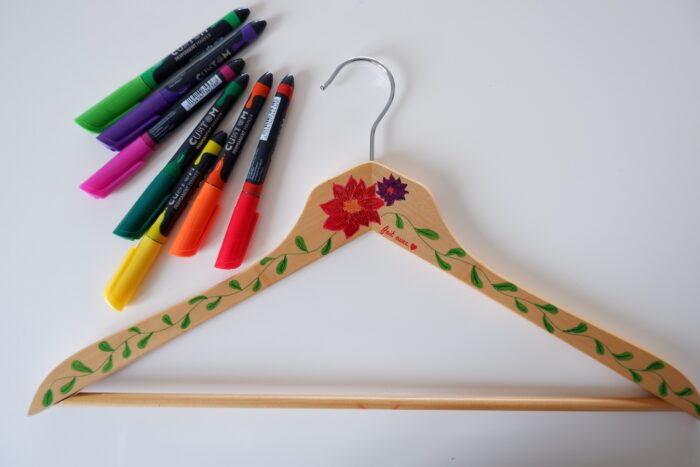 DIY - De jolis cintres en bois peint pour la chambre des enfants - Le pot  de crayon
