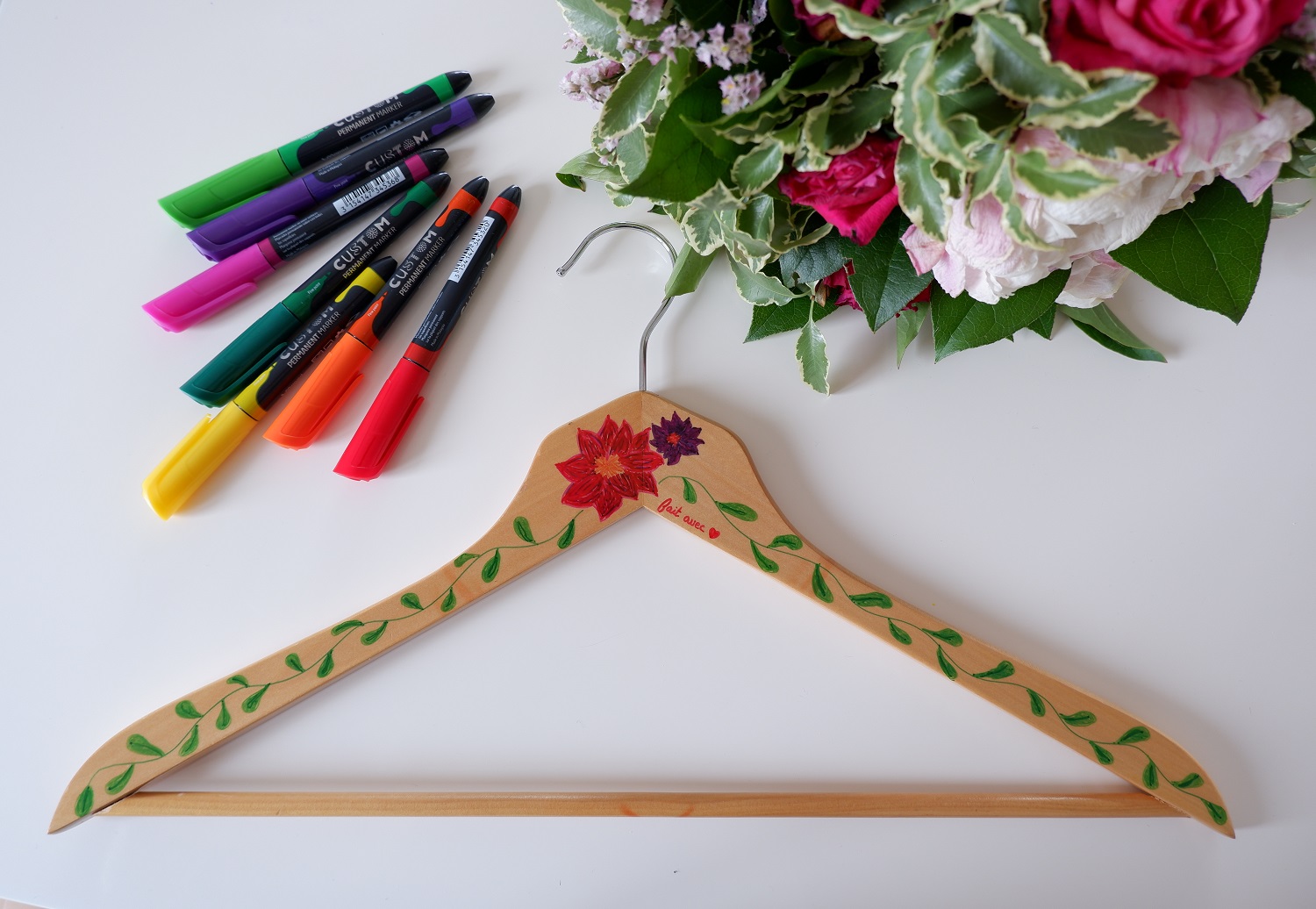 Mapiwee by Maped - décore tes cintres en bois avec des marqueurs permanents custom