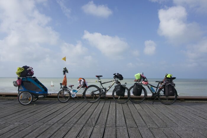 Voyager à vélo en famille, la promesse de souvenirs magiques par graines de baroudeurs 1500x1000