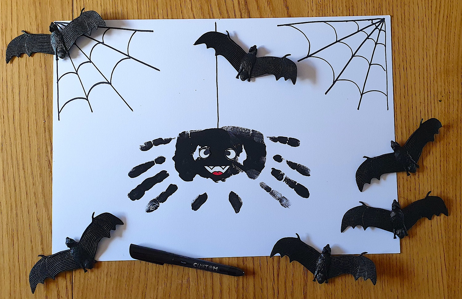 Peinture avec ses empreintes de mains : personnages d'Halloween