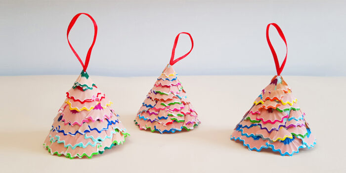 Fabriquer une décoration de noel avec des taillures et copeaux de crayons de couleur - recyclage créatif