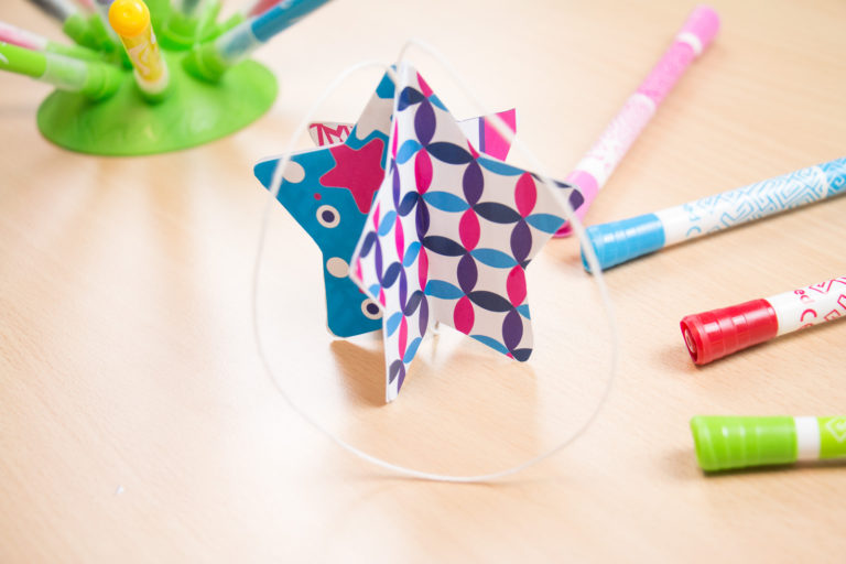 DIY Noël - Décoration de sapin de Noël en papier - Activité créative enfant 9
