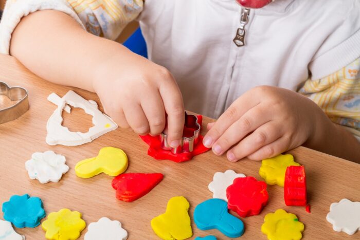 Loisir créatif pour enfant : pourquoi et comment choisir la pate à modeler