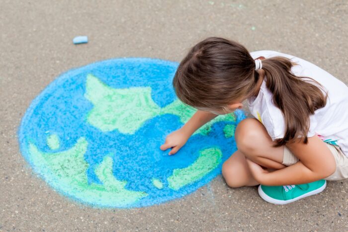 journée mondiale de la terre - enfant qui dessine la terre avec des craies