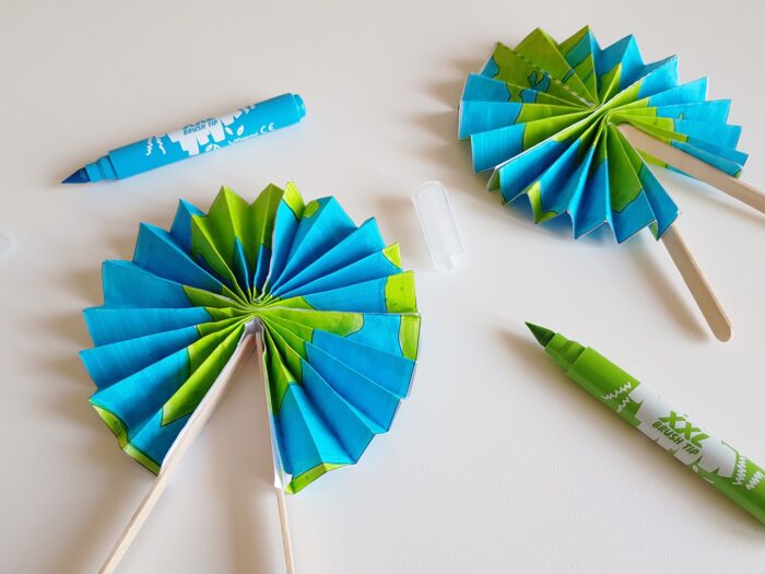 Bricolage enfant pour la journée de la Terre : fabriquer un éventail en papier Terre