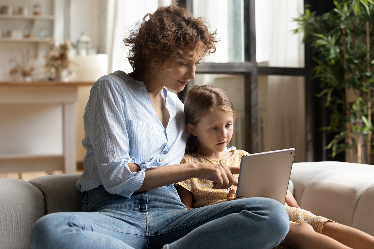 Premier téléphone portable : comment sensibiliser votre enfant aux dangers  d'Internet ?