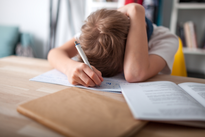 Comment aider un enfant qui a du mal à retenir ses leçons ?