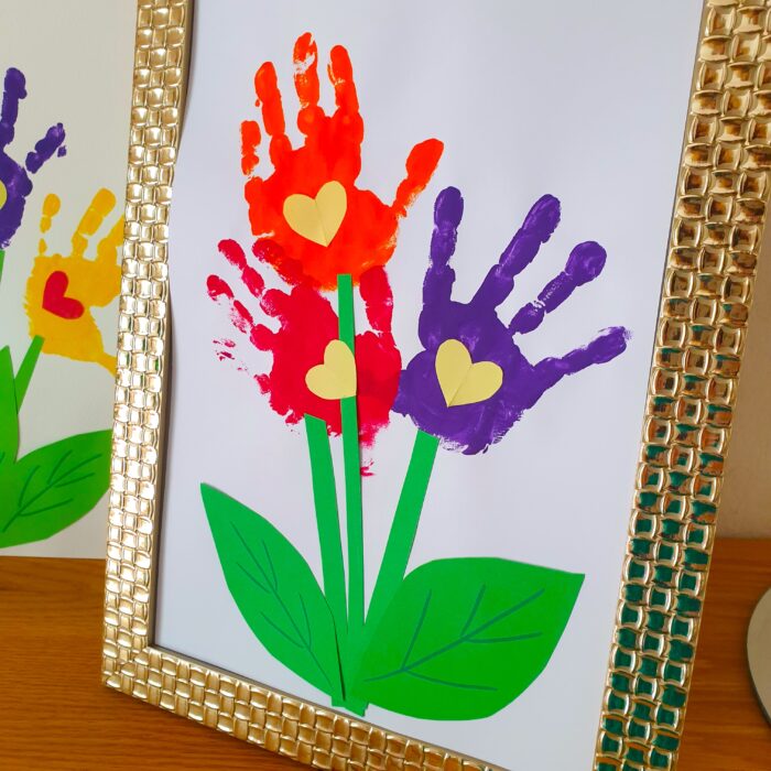 Bricolage Fête des Mères 2022 - Idée de cadeau bouquet de fleurs avec les mains final