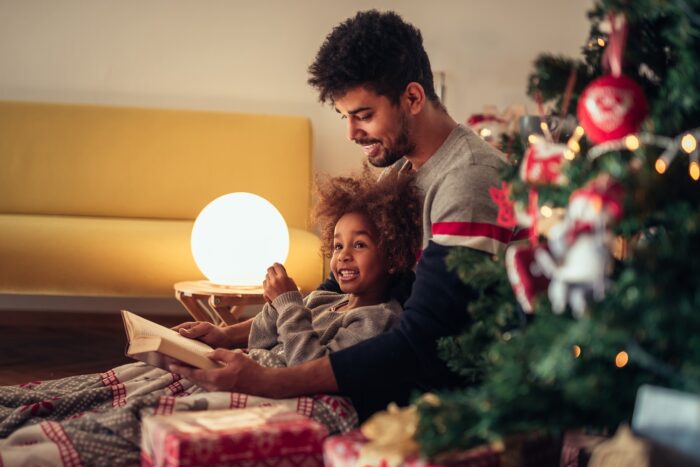 Lecture d'un livre de Noël