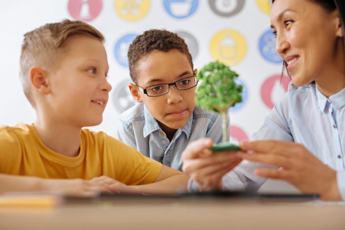 Parler d'écologie avec ses enfants, conseils pour ouvrir la discussion