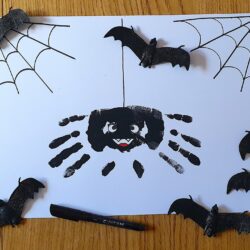 Peindre une araignée avec des empreintes de mains