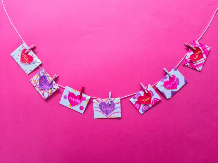 Bricolage Saint Valentin : fabriquer une guirlande d'enveloppes coeurs