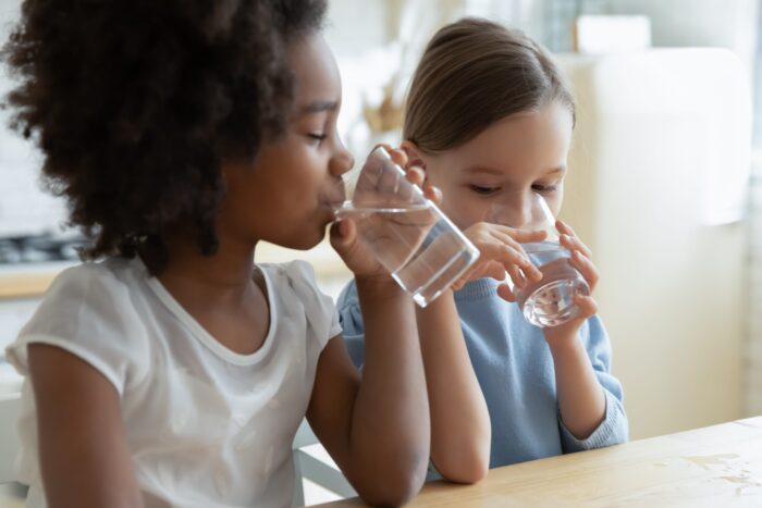 Mon enfant boit-il assez d’eau ? Signes à surveiller & bons réflexes