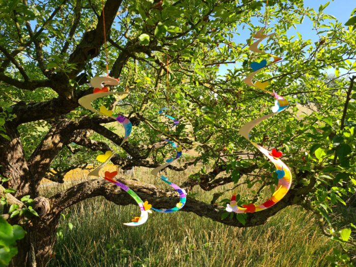 diy deco jardin spirale à vent assiette en carton image de couverture