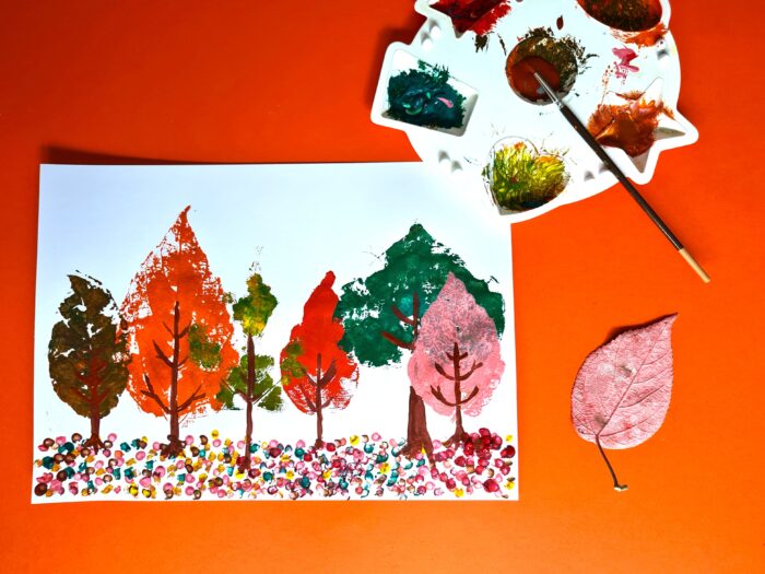 Forêt d'automne avec peinture empreinte de feuilles, activité enfant