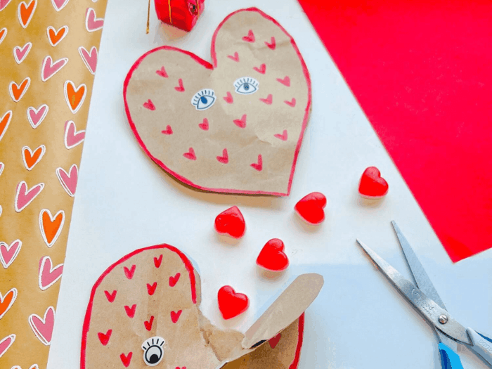 Fabriquer une pochette surprise en papier craft et en forme de coeur