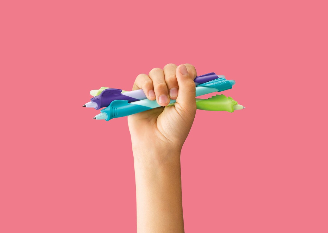 Main avec stylos KLM