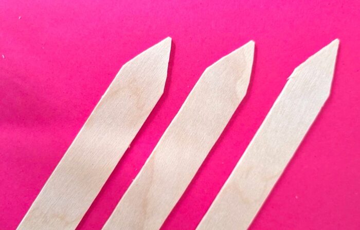 Bâtonnets en bois découpés en pointe pour former la forme d'un crayon