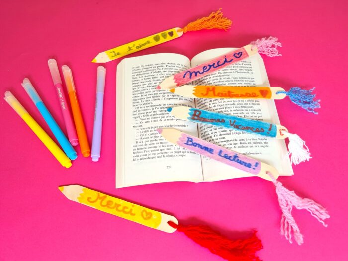 Marque-pages crayon glissés dans les pages d'un livre ouvert