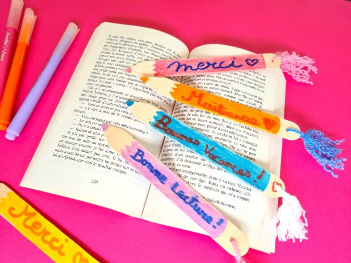Marque-pages crayon glissés dans les pages d'un livre ouvert