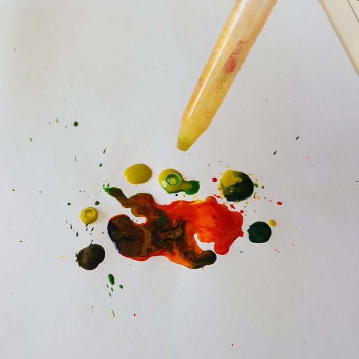 Gouttes de peinture liquide déposées à la pipette sur une feuille cartonnée blanche