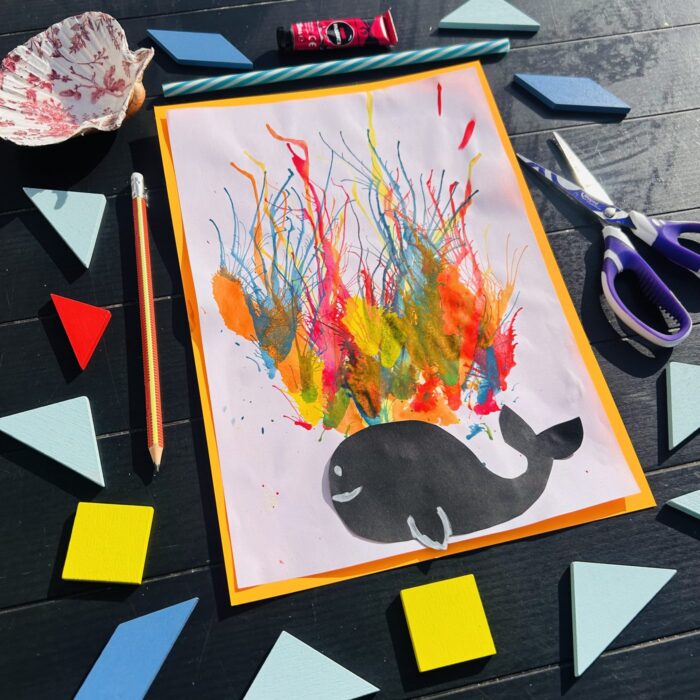 Tableau de peinture soufflée avec la baleine noire collée en bas de la feuille