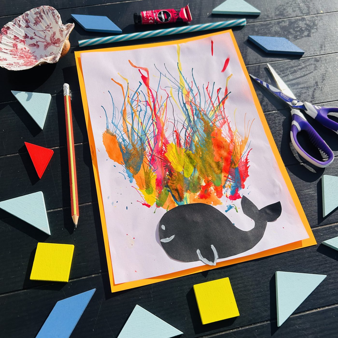 Tableau de peinture soufflée avec la baleine noire collée en bas de la feuille