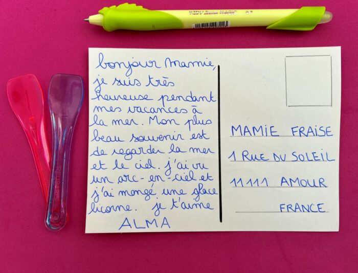 Carte postale terminée avec le message de l’enfant à gauche et l’adresse à droite