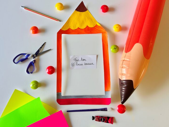 Cadre photo crayon terminé et peint, entouré de fournitures scolaires colorées Maped