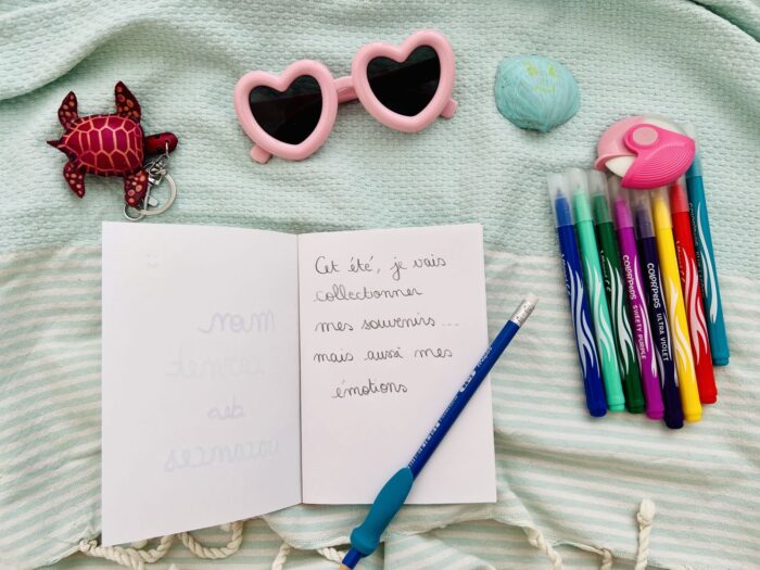 Première page du carnet de souvenirs et d'émotions où un enfant a écrit sa phrase d'engagement au crayon HB Maped