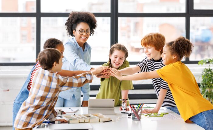 groupe d'enfants qui sont unis
