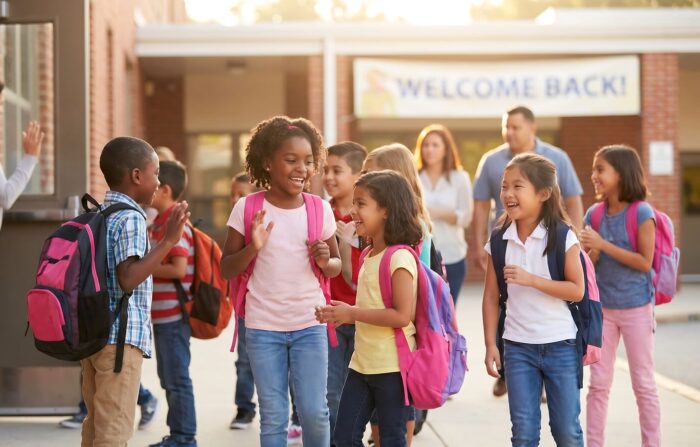 enfants dans la cours d'école qui se disent bonjour