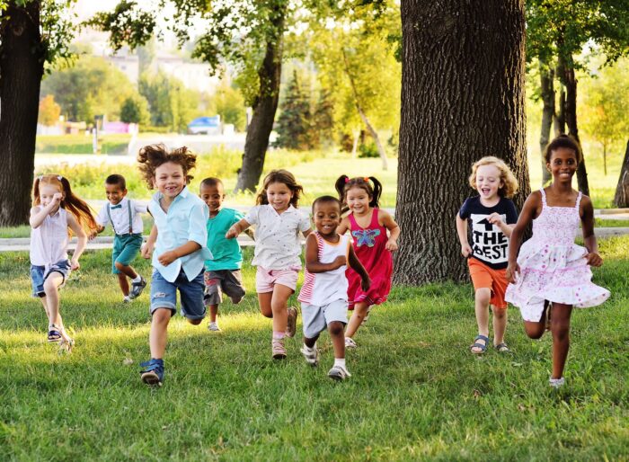 enfants qui courent dans l'herbe