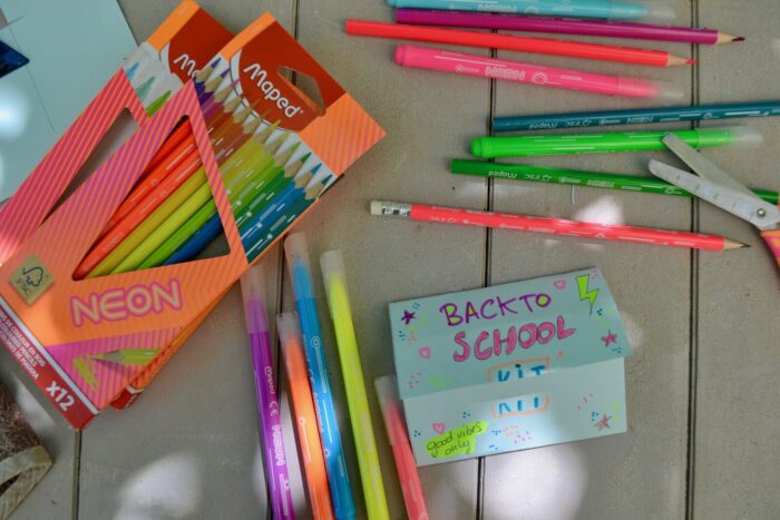 kit de survie pour la rentrée avec des crayons de couleurs