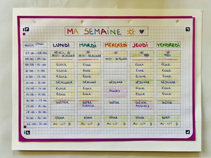 Planning hebdomadaire terminé, avec repas et activités surlignés par catégories de couleur